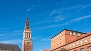 Der Turm des Kieler Rathauses vor blauem Himmel. © imago images / penofoto Foto: penofoto