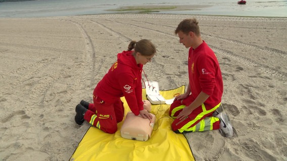 Wiederbelebung am Strand © NDR Foto: Sören Gerhardt