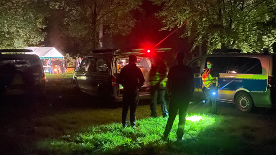 Einsatzkräfte der Polizei lösen ein Rechtsrockkonzert im Segeberger Forst auf. © Privat 