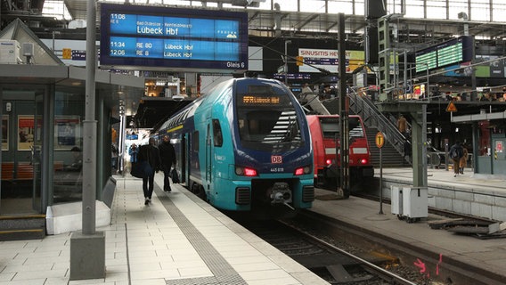 Ein Regionalzug der Deutschen Bahn in Richtung Lübeck steht im Hauptbahnhof Hamburg. © IMAGO Foto: Hanno Bode