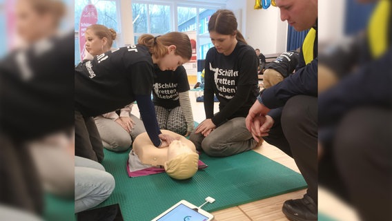 Schüler üben an einer Puppe Wiederbelebungsmaßnahmen. © NDR Foto: Marian Schäfer