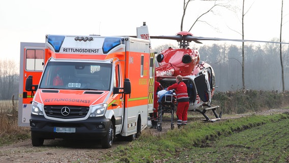 EIn Rettungshubschrauber steht neben einem Rettungswagen in Sievershütten. © Florian Sprenger Foto: Florian Sprenger