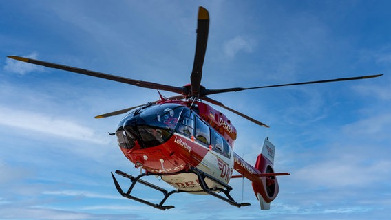 Ein Rettungshubschrauber der DRF Luftrettung schwebt in der Luft. © DRF Luftrettung 