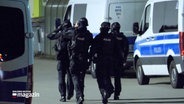 Einsatzkräfte der Polizei bei einer Rocker-Razzia. © NDR 