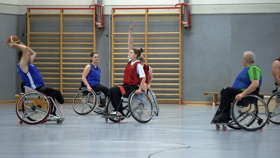 Spieler des SV Adelby Rollstuhlbasketball in einem Trainingsspiel. © NDR Foto: Christoph Klipp