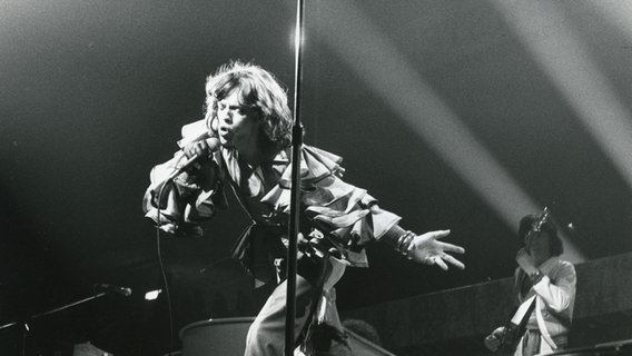 Mick Jagger singt beim Konzert in der Ostseehalle 1976 in Kiel © Kieler Nachrichten Foto: Dieter Harder