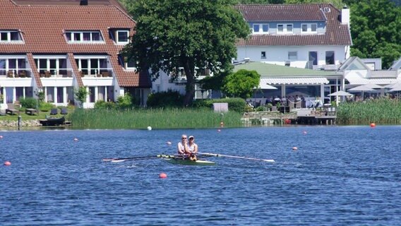 Frieda Hämmerling und Julia Leiding trainieren auf einem See in einem Ruderboot beim WM-Qualifikationsrennen in Ratzeburg. © NDR Foto: Thorsten Philipps