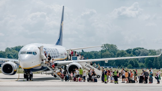 Passagiere besteigen in Lübeck eine Maschine der Luftfahrtgesellschaft Ryanair © picture alliance / dpa Foto: Markus Scholz