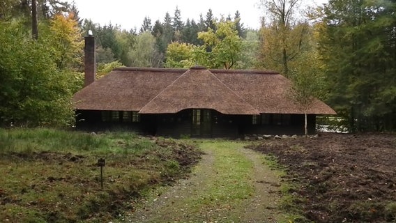 Ein Hütte in einem Wald © NDR Foto: NDR Screenshot