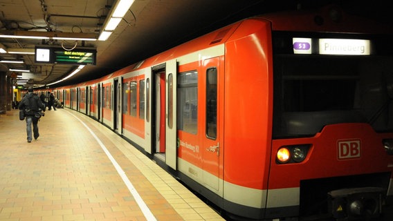 Ein Zug der S-Bahn Linie S3 steht am Gleis. © picture-alliance / rtn - radio tele nord | rtn 