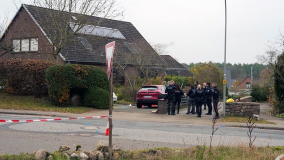 Einsatzkräfte der Polizei stehen an einem Einfamilienhaus in Schackendorf. © Daniel Friederichs Foto: Daniel Friederichs