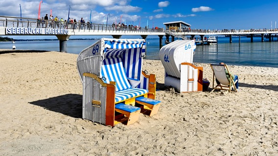 Die neue Seebrücke an der Ostsee in Haffkrug, Scharbeutz, bei Sonnenwetter, zwei Strandkörbe stehen davor im Sand. © picture alliance / CHROMORANGE | Christian Ohde Foto: pChristian Ohde