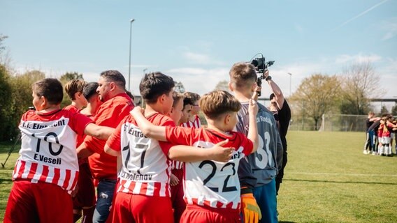 Die D-Jugendmannschaft des FT Eintracht Rendsburg umarmt sich vor dem Spiel. © NDR Foto: Lisa Pandelaki