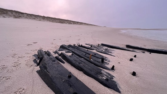 Historisches Schiffswrack an Sylter Strand freigespült. ©  +++ dpa-Bildfunk +++ Foto: Lea Albert