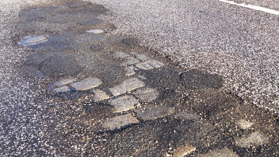 Aufgeplatzter Straßenbelag. © NDR Foto: Hauke von Hallern