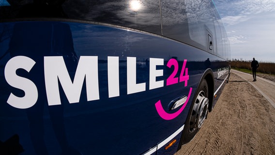 Ein Linienbus steht zum Start des Mobilität-Modellprojekts "SMILE24" am Schleiufer. © dpa Foto: Frank Molter