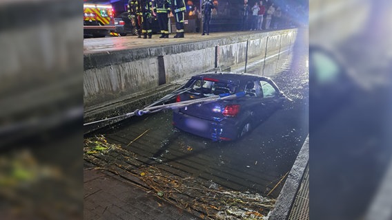 Ein Auto wird aus der Schlei gezogen. © Freiwillige Feuerwehr Schleswig 