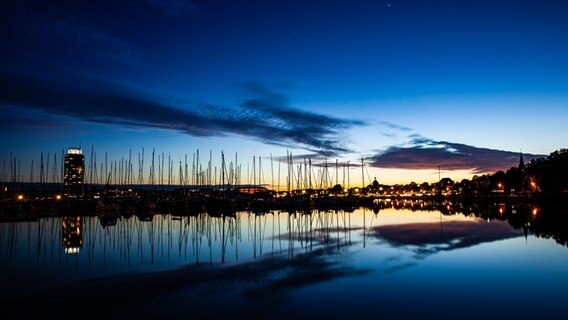 Der Sportboothafen und der Wikingturm an der Schlei während der blauen Stunde. © Ulrich Schiefelbein Foto: Ulrich Schiefelbein