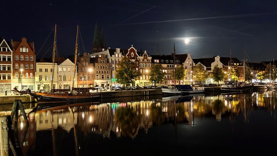 Der Lübecker Hafen bei Nacht mit Traditionsschiffen © Michael Hoffmann Foto: Michael Hoffmann