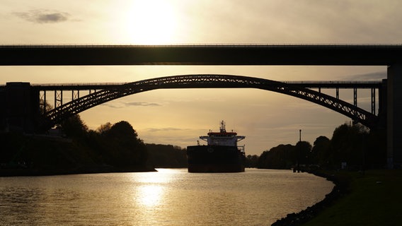 Blick auf die alte Levensauer Hochbrücke am Nord-Ostsee-Kanal bei Sonnenuntergang © Harald Zöllkau Foto: Harald Zöllkau