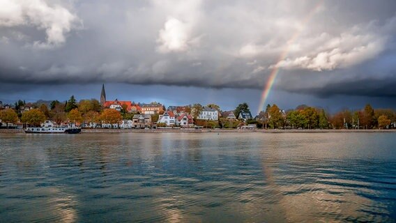 Wolkiger Himel mit Regenbogen im Hafen von Eckernförde © Sönke Rönna Foto: Sönke Rönna