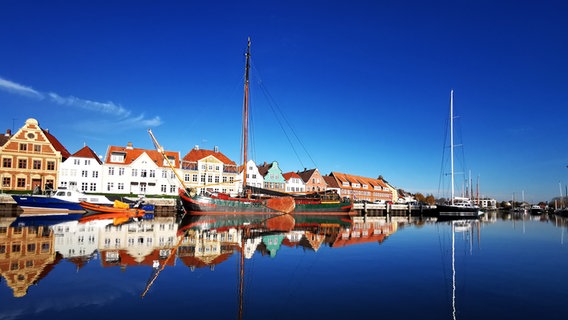Ein altes Segelschiff im Glückstädter Hafen bei Sonne und blauem Himmel. © Heike Pfeiffer Foto: Heike Pfeiffer