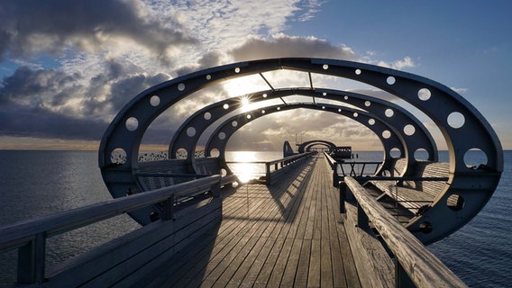 Eine Seebrücke an der Ostsee bei Sonnenaufgang. © Klaus Erlwein Foto: Klaus Erlwein