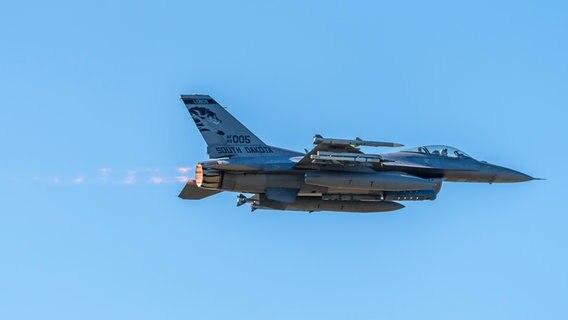 F-16C Fighting Falcon im Flug unter blauem Himmel. © Carsten Gerlach Foto: Carsten Gerlach