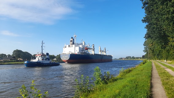 Ein großes Schiff durchquert den Nord-Ostsee-Kanal. © Marita Volkmann Foto: Marita Volkmann