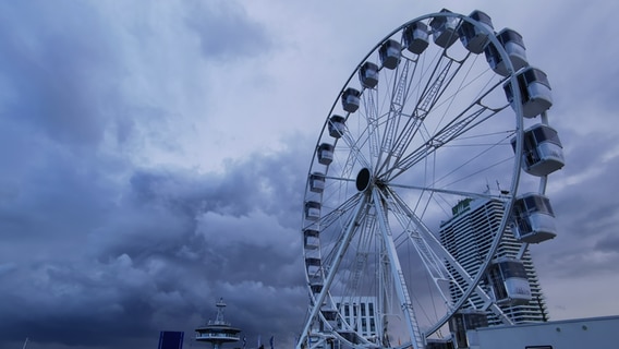 Das Riesenrad der Travemünder Woche unter bewölktem, regnerischem Himmel. © Nicole Rankovic Foto: Nicole Rankovic