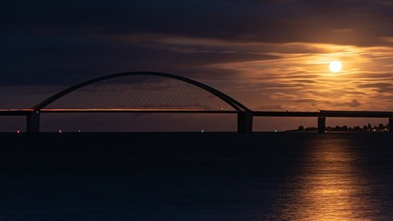Die Silhouette der Fehmarnsund Brücke. © Ute Rofallski Foto: Ute Rofallski