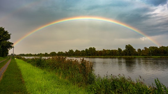 Klarer Regenbogen über dem Nord-Ostsee Kanal bei Breiholz. © Mike Mohr Foto: Mike Mohr