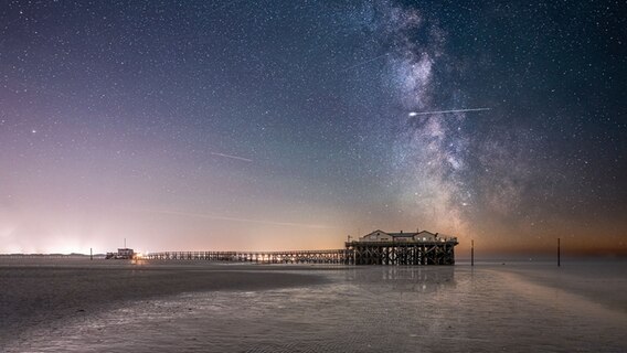 Der Sternenhimmel von Sankt Peter-Ording am Strand der Nordsee. © Mike Mohr Foto: Mike Mohr