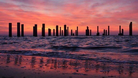 Roter Sonnenaufgang über dem Meer. © Korinna Neef Foto: Korinna Neef