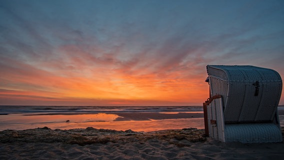 Strandkorb am Strand mit Sonnenuntergang. © Monika Bergatt-Baasch Foto: Monika Bergatt-Baasch