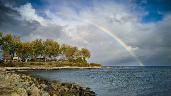 Regenbogen über der Ostsee bei Strande. © Solvei Schumann Foto: Solvei Schumann