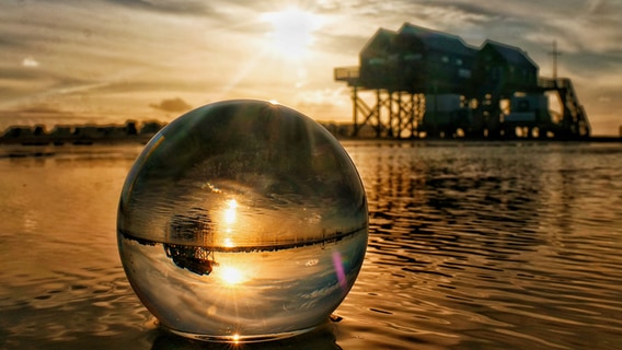 Ein Glaskugel liegt am Strand von St.Peter-Ording an der Nordsee. © Achim Otto Foto: Achim Otto