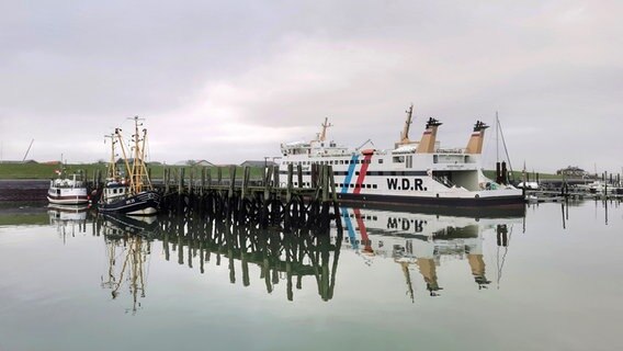 Ein Binnenhafen mit Schiffen, welche sich im glatten Wasser spiegeln. © Korinna Neef Foto: Korinna Neef