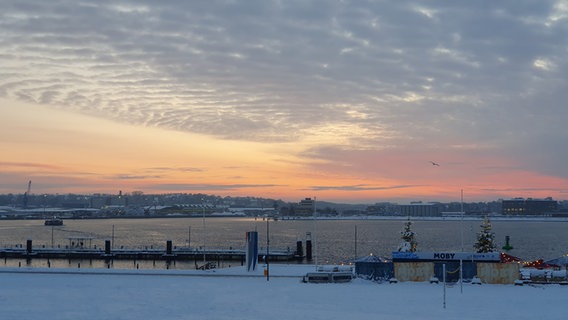 Der Blick bei Sonnenaufgang von der schneebedeckten Kiellinie auf die Förde. © Andrea Lorenz Foto: Andrea Lorenz