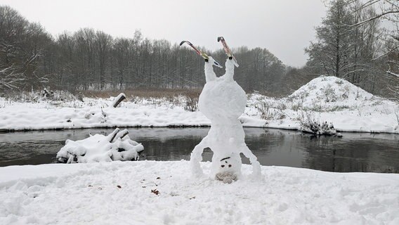 Ein Schneemann, welcher mit Skiern einen Kopfstand macht © Heike Gallus Foto: Heike Gallus