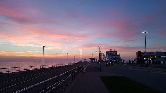 Farbenfroher Sonnenuntergang über der Nordsee bei Dagebüll. © Anita Löbig Foto: Anita Löbig