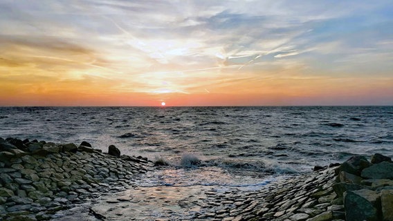 Der Sonnenuntergang über dem stürmischen Meer. © Hans-Jürgen von Hemm Foto: Hans-Jürgen von Hemm