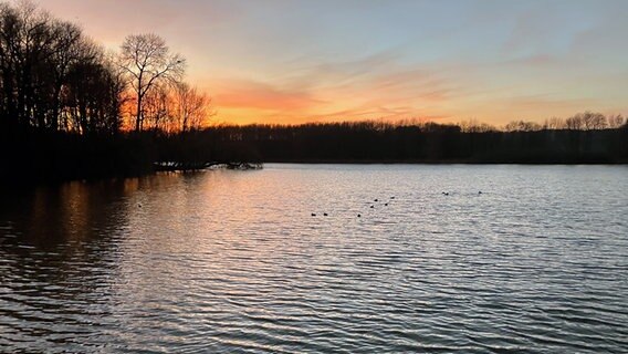 Ein Sonnenuntergang über einem See. © Katharina Weber Foto: Katharina Weber