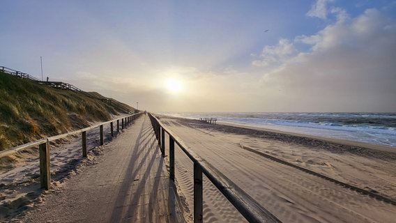 Der Strand auf Sylt bei Sonnenschein. © Uwe Schmale Foto: Uwe Schmale