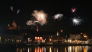 Silvester-Feuerwerk über Heiligenhafen mit Blick auf die Stadtkirche. © Jörg Bochnik Foto: Jörg Bochnik