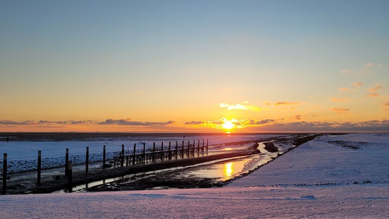 Sonnenuntergang über dem Meer bei Schnee. © Birgit Heuer Foto: Birgit Heuer