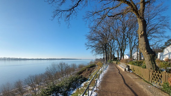 Die Elbe an einem sonnigen Wintertag. © Frank Nonnenmacher Foto: Frank Nonnenmacher