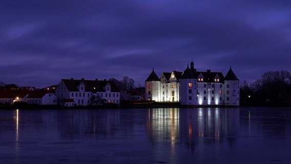 Das Schloss Glücksburg mit Beleuchtung am Abend. © Heike Greggersen Foto: Heike Greggersen