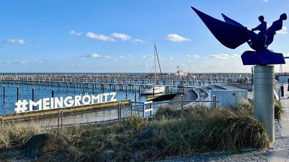 Blauer Himmel über dem leeren Yachthafen in Grömitz an der Ostsee. © Norbert Schmäling Foto: Norbert Schmäling