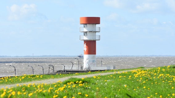 Der Brunsbütteler Leuchtturm Mole IV bei sonnigem, aber stürmischem Wetter. © Leif Koch Foto: Leif Koch